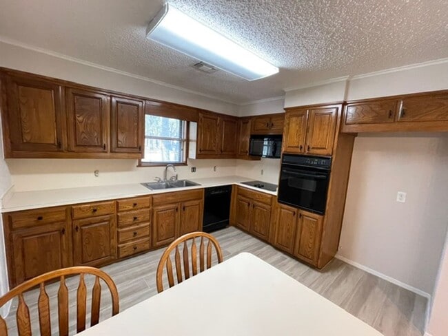 Building Photo - Quiet Community Living in Elm Mott