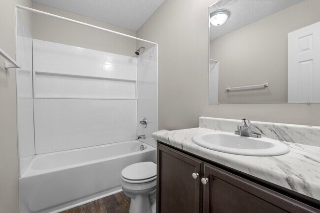 Building Photo - Freshly Remodeled 3rd Floor Apartment