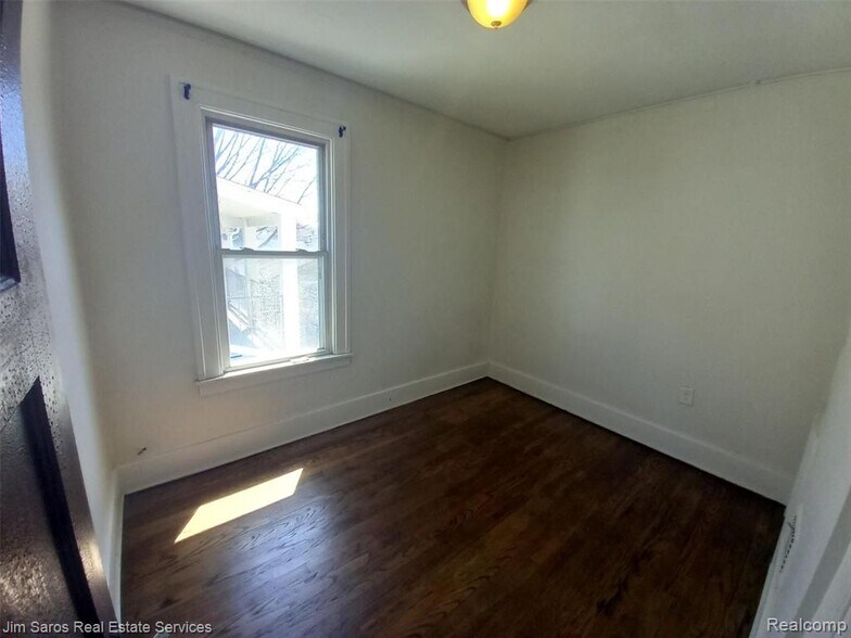 Building Photo - 1463 Beaconsfield Ave