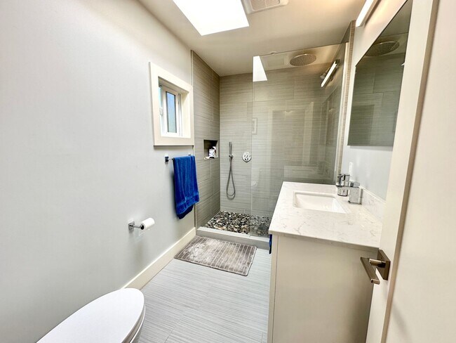 Building Photo - Gorgeous Hillside View, Modern Flat
