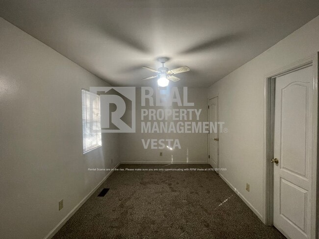 Building Photo - 631 Maplewood Dr