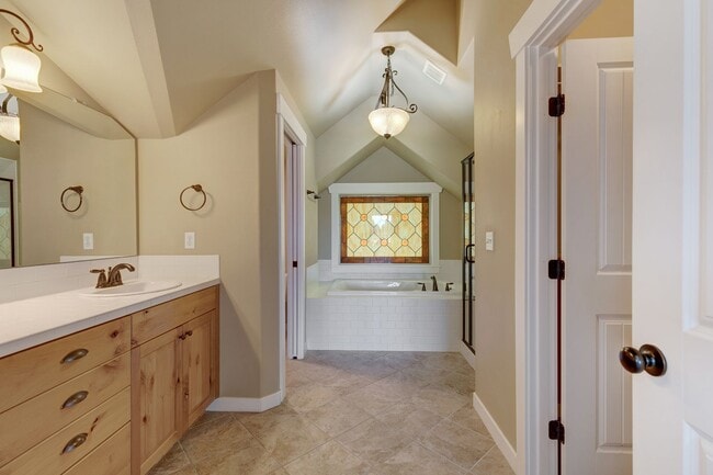 Building Photo - Charming Seattle Townhome with Garage Available Now! A/C included!