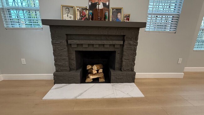 Building Photo - EPIC REA: Charming 2 Bed/ 1 Bath Home in O...