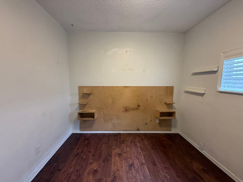 Building Photo - 406 E 43rd St