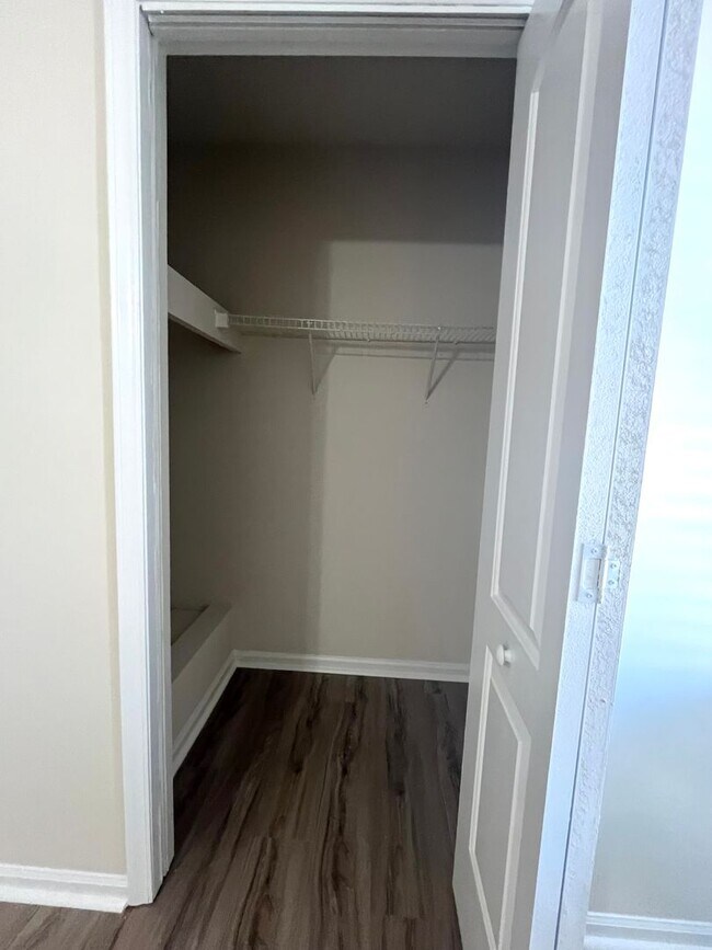 Building Photo - Charming 2 Bedroom Townhouse