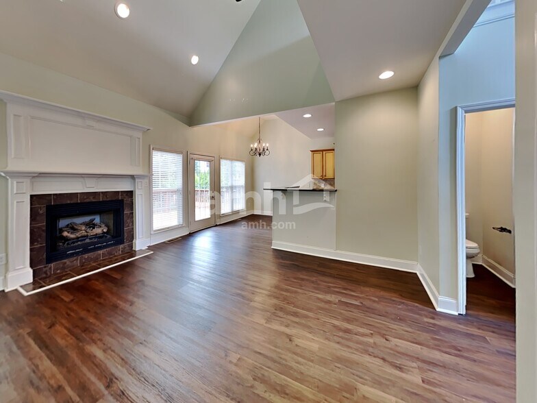 Building Photo - 3014 Honeysuckle Dr