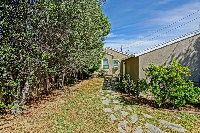 Building Photo - REMODELED, CHARMING & AIRY 3BR2BA HOME W/ OFFICE ON A LARGE LOT W/ NICELY LANDSCAPED FRONT YARD, ...