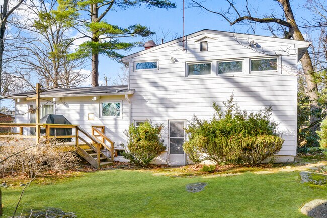 Building Photo - 25 Woodhollow Ln