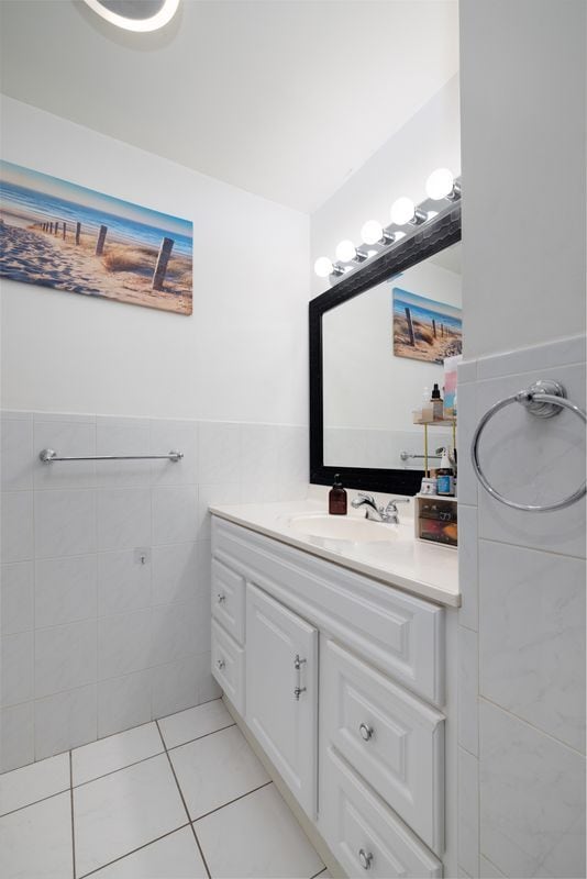 Building Photo - 410 Farmington Ave