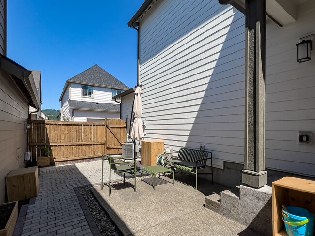 Building Photo - Exceptional 4 Bed + 2.5 Bath House ~  Beth...