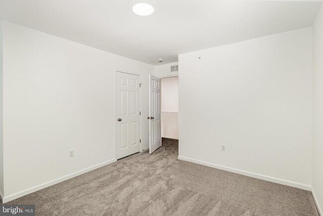 Building Photo - 7841 Briarwood Dr