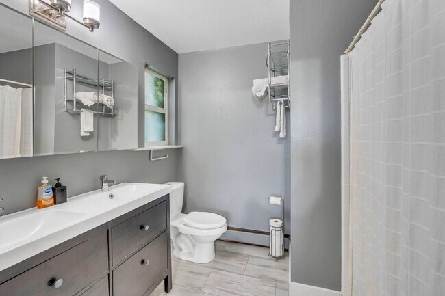 Building Photo - 665 Columbus St E