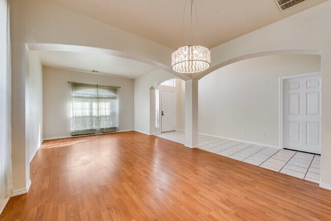 Building Photo - Great 4 bed 2 bathroom 2 story home minute...