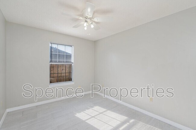 Building Photo - 440 Apple Dr