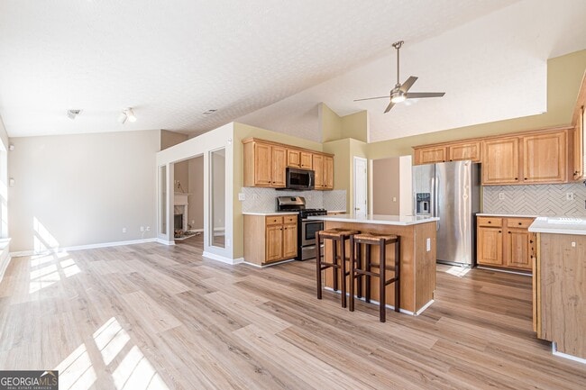 Building Photo - 5755 Lakeview Cir