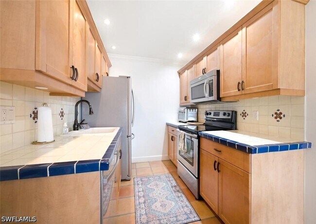 Building Photo - 333 Harbour Dr