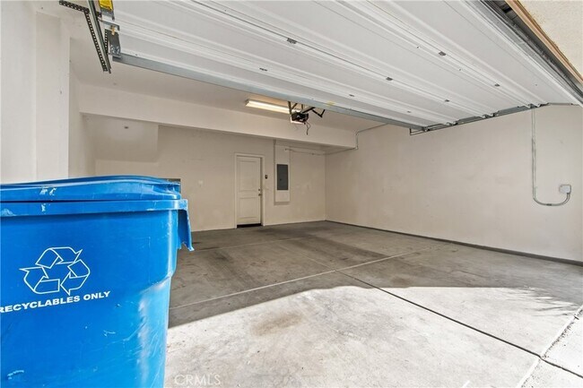 Building Photo - 6331 Pacific Wy