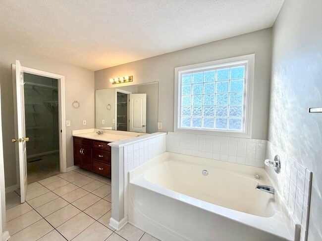 Building Photo - 1636 Cedar Springs Cir