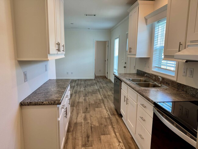 Building Photo - 956 N Colonial Cir