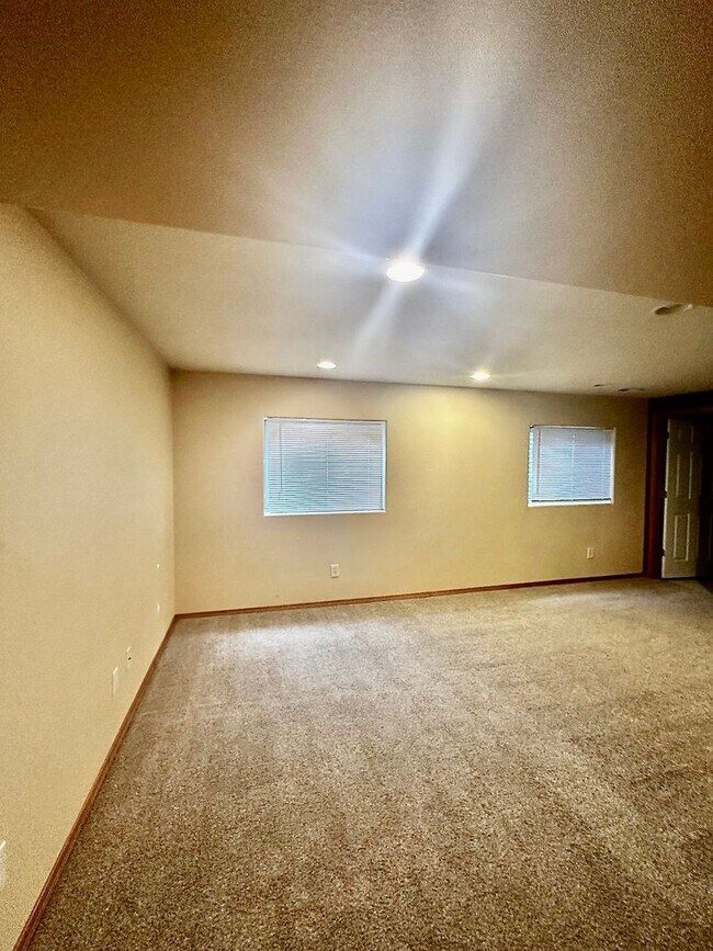 Building Photo - 5 Bedroom home on Fairweather for Rent!