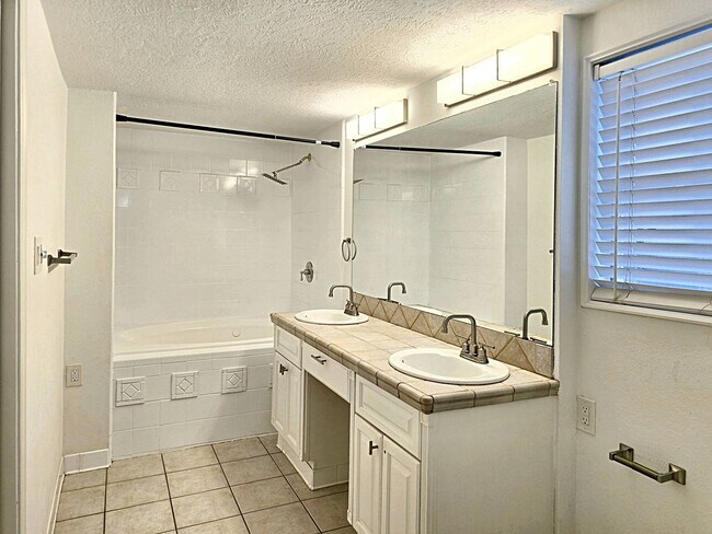 Building Photo - 4414 Gardendale Dr
