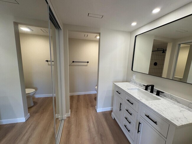 Building Photo - 6816 Hyde Park Dr