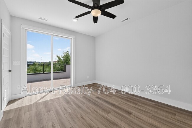 Building Photo - 5018 Tiny Ln