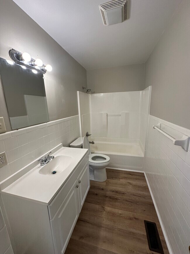 Building Photo - 604 Memorial Park Dr