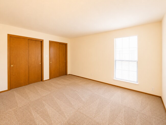 Building Photo - 23 Lakeshore Dr NE