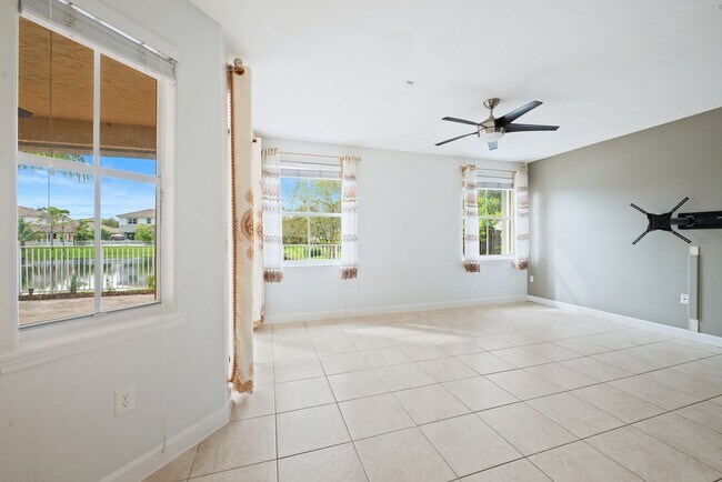 Building Photo - Spacious Waterfront 3-bedroom 3-bath Singl...