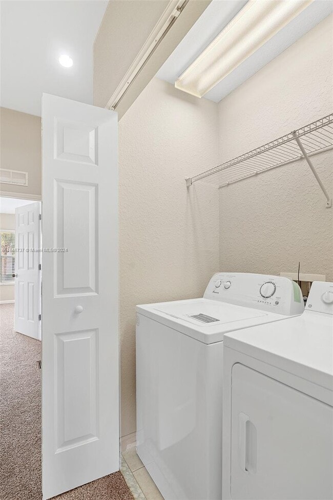 Building Photo - 4481 SW 49th Ave