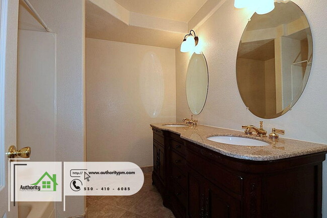 Building Photo - 256 Newport Dr