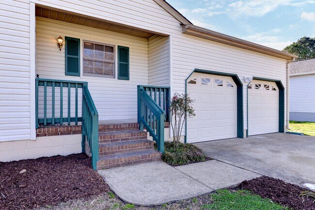 Building Photo - 910 Charlotte Dr