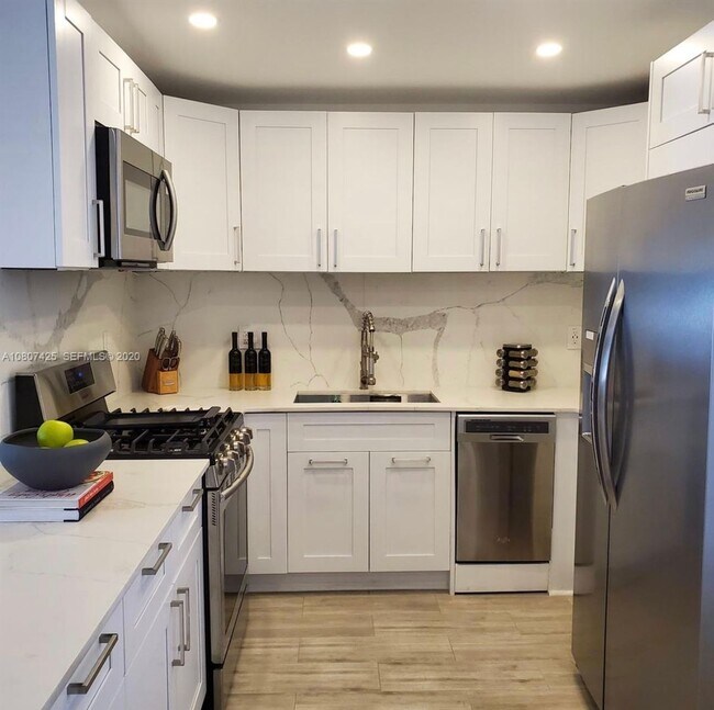 Building Photo - Beautiful waterfront townhouse in the heart of Miami