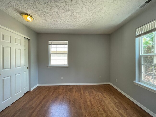 Building Photo - SE Home 3Bd/2.5Ba Home Close to the Willamette River off McLoughlin Blvd. 2 Car Garage and Washer...