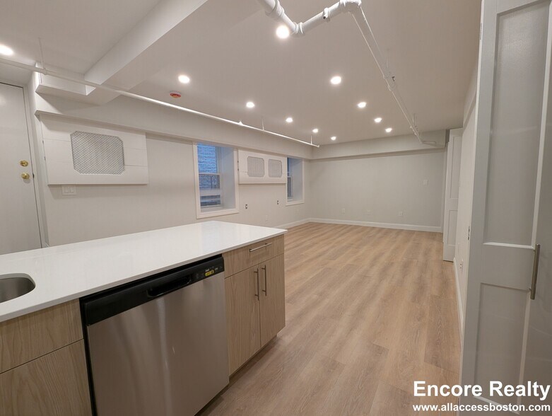 Building Photo - 8 Joy St