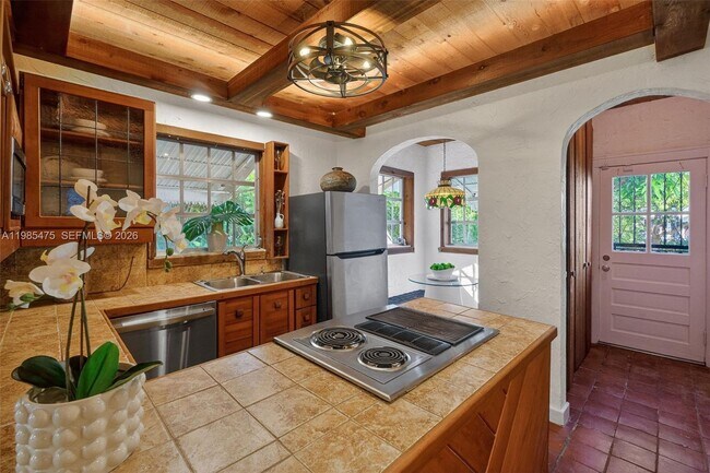 Building Photo - 1305 Alhambra Cir