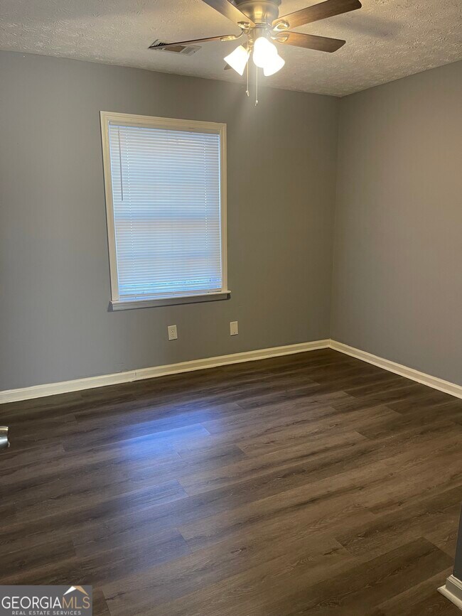 Building Photo - 1233 Woodland Ct SE