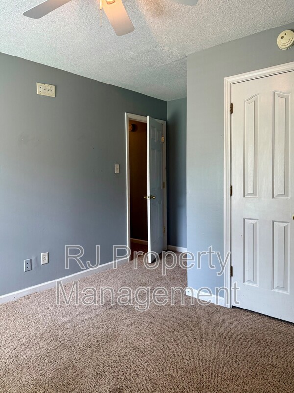 Building Photo - 6095 E Everett Hill Cir