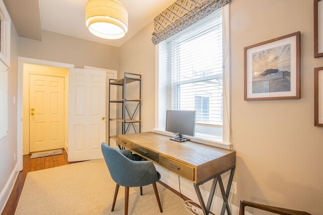 Building Photo - Stunning 2 BR/2 BA Condo in Dupont Circle!