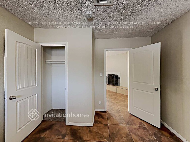 Building Photo - 2335 E Beverly Ln