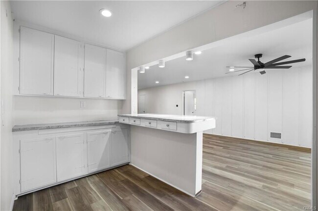 Building Photo - 7400 Cozycroft Ave