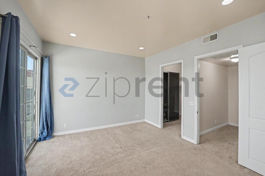 Building Photo - Unit 5