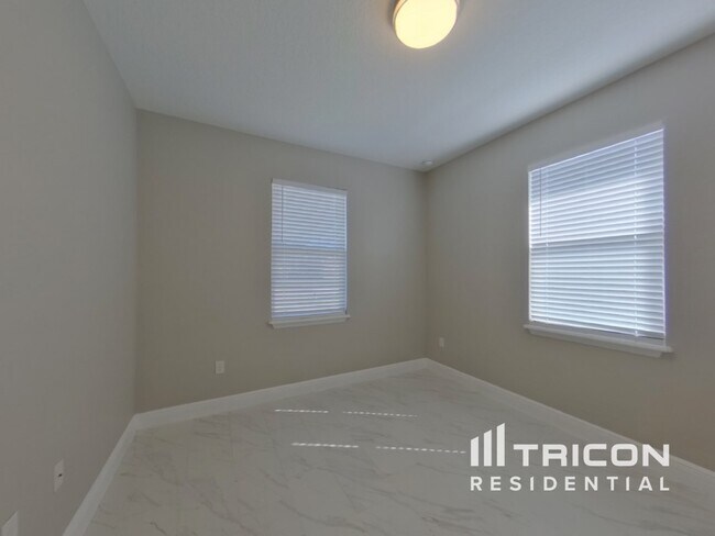 Building Photo - 719 4th Ave N