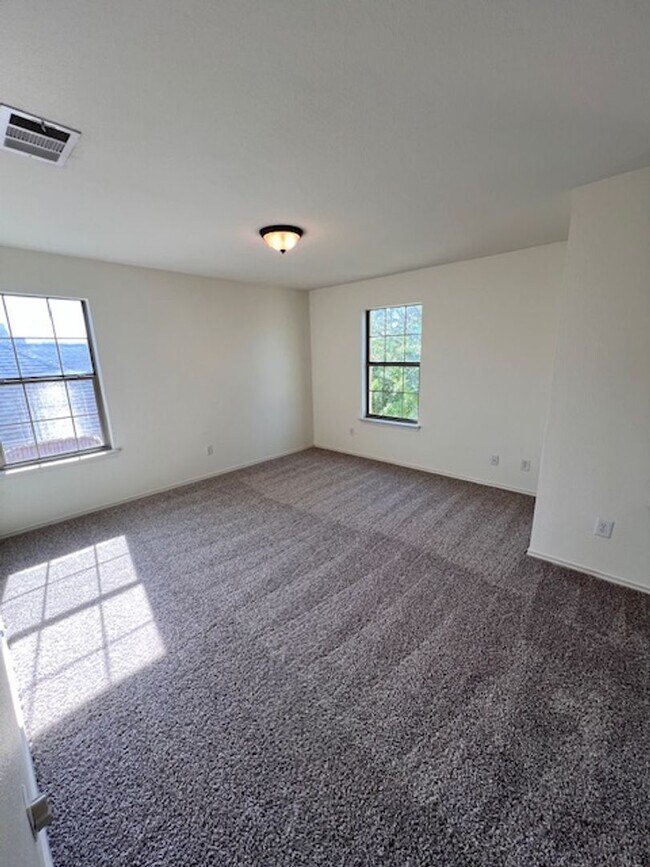 Building Photo - NorthPark / Taylor, TX / 4 bedrooms / Approx 2932 sq. ft. / Refrigerator / Washer & Dryer / New C...