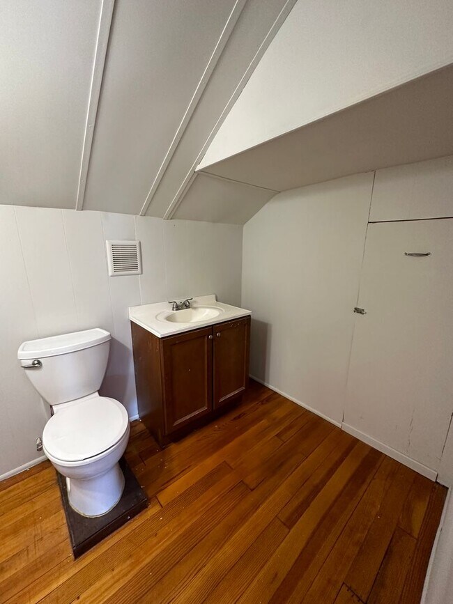 Building Photo - CHEVIOT - Charming 3 bed 1.5 bath brick cape cod