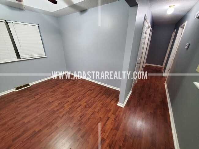 Building Photo - Beautiful Shawnee Home-AVAILABLE in JUNE!!