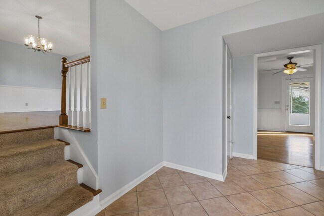 Building Photo - Eye Catching Large 4-Bedroom Home in Murfr...