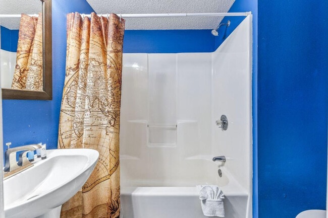 Building Photo - 1472 W Beach Blvd