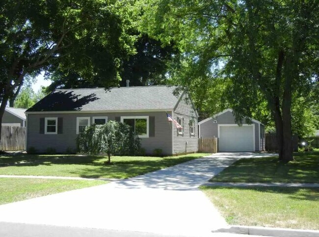 Building Photo - 1206 E St Andrews Rd